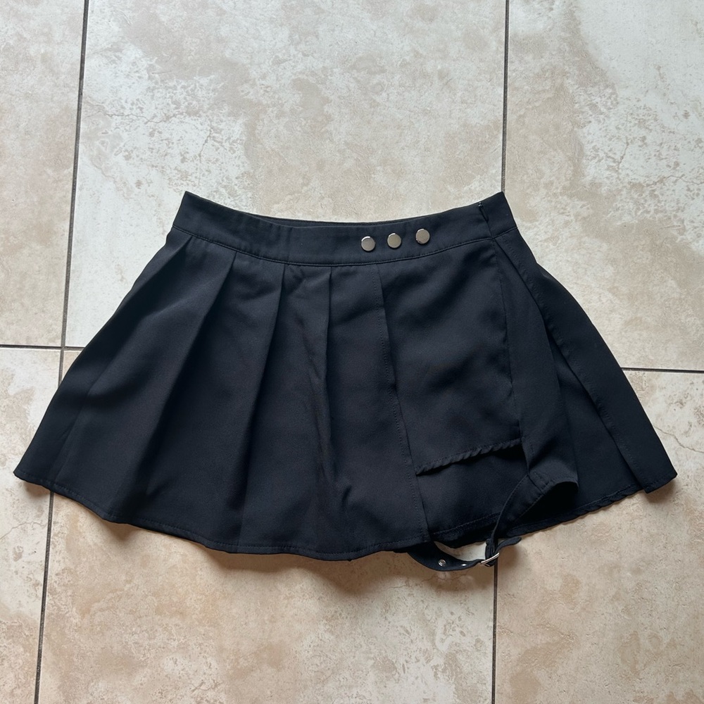 Black Pleated Mini Skort w leg buckle